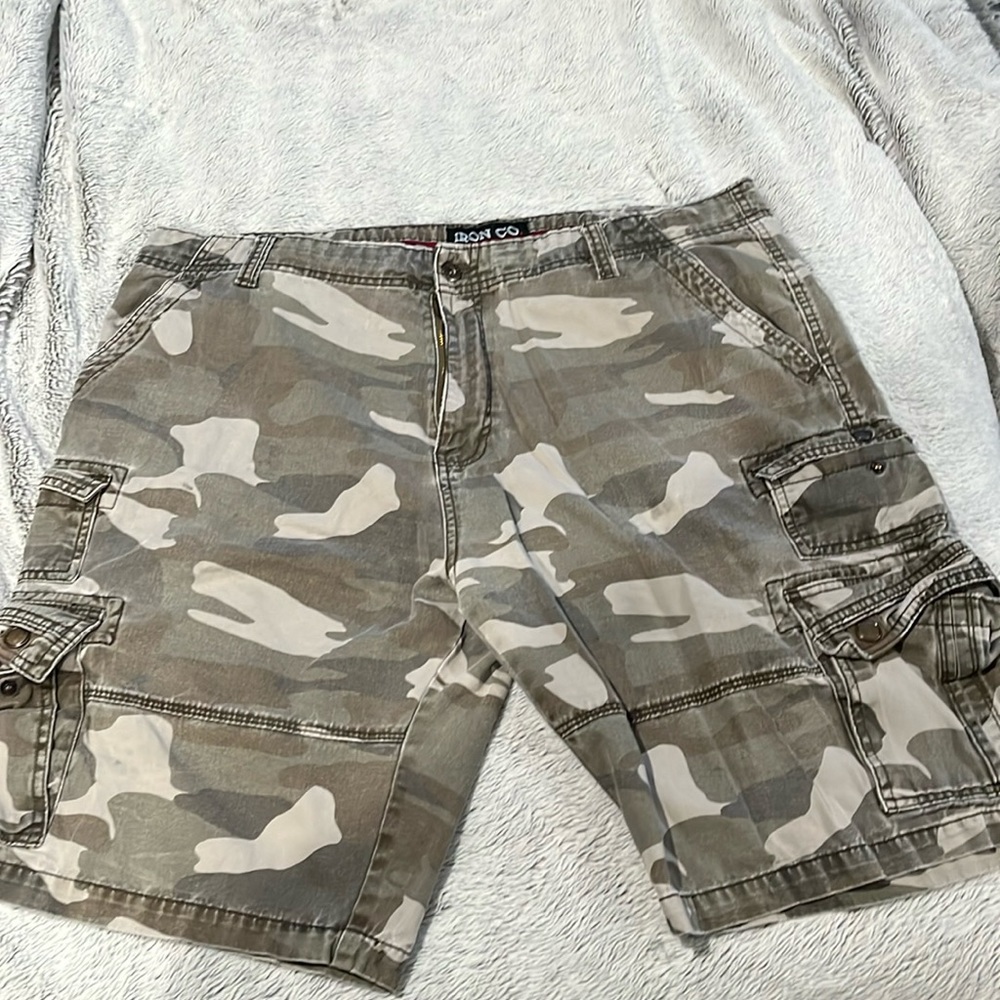 Iron Company Size 40 Camouflage Cargo Shorts